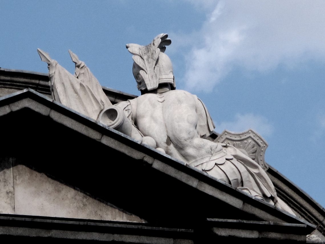 La Puerta de Alcalá, trofeo tumbado (lado derecho del frontón)